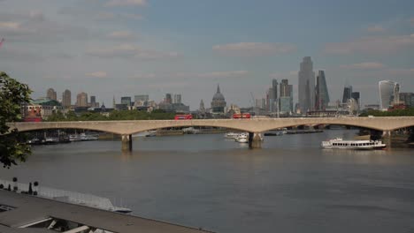 Statische-Aufnahme-Der-Waterloo-Bridge-In-London-An-Einem-Sonnigen-Tag