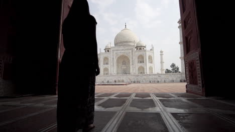 Frau-Im-Kleid-Zu-Fuß-In-Richtung-Taj-Mahal