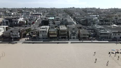 Luftaufnahme-über-Hermosa-Beach,-Luxuriöse,-Wohlhabende-Gemeinschaftshäuser,-Dächer,-Kalifornisches-Stadtbild