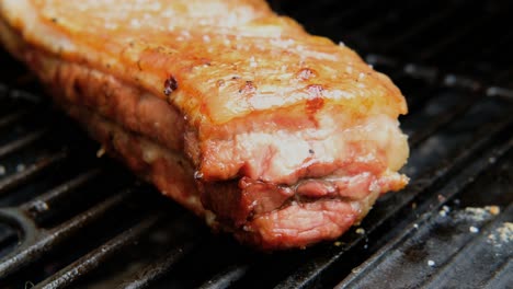 Köstliches-Geräuchertes,-Gegrilltes-Schweinebauchfleisch-Auf-Dem-Grill