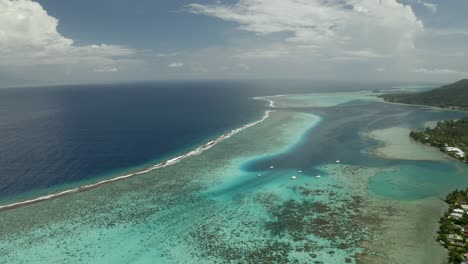 Weitwinkelaufnahme-Aus-Der-Luft,-Die-über-Das-Barriereriff-Fliegt,-Das-Die-Insel-Moorea-In-Französisch-Polynesien-Umgibt