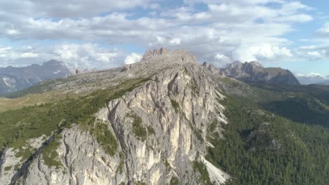 Luftaufnahme-Der-Italienischen-Dolomitfelsen,-Die-Bei-Sonnenuntergang-Mit-Bäumen-Bedeckt-Sind