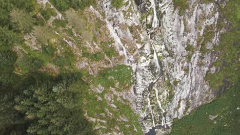 Increíbles-Cascadas-De-Powerscourt,-Irlanda,-Antena-De-La-Montaña-Wicklow