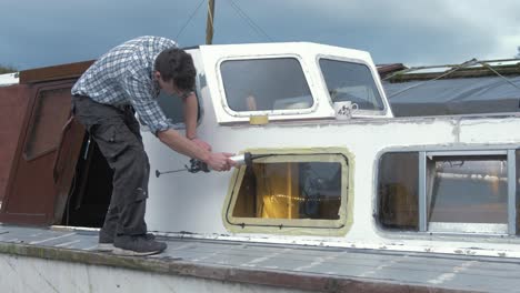Versiegeln-Von-Bootsfenstern-Aus-Aluminium-Und-Holz-Mit-Wasserfestem-Dichtmittel
