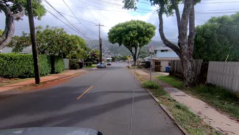 Conduciendo-Por-Las-Calles-De-La-Ciudad-De-La-Isla-Hawaiana-De-Oahu