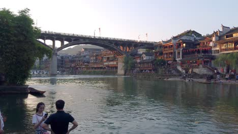 Puente-De-Carretera-Sobre-El-Río-Tuo-Jiang-Y-Casas-De-Madera-En-El-Antiguo-Casco-Antiguo-De-Fenghuang-Conocido-Como-Fénix