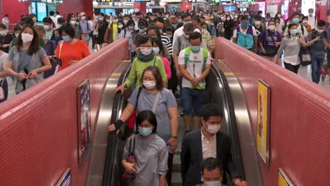 Los-Viajeros-Que-Usan-Máscaras-Faciales-Como-Prevención-Nuevamente-Del-Brote-Epidémico-De-Coronavirus,-Conocido-Oficialmente-Como-Covid-19,-Se-Ven-En-La-Estación-De-Metro-Mtr-En-Hong-Kong