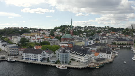 Clarion-Hotel-In-Tyholmen-And-The-Trinity-Church-On-The-Background-In-Arendal,-Norway