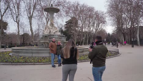 Tourists-Taking-Pictures-At-The-Beautiful-Galapagos-Fountain-In-El-Retiro-Park,-Madrid,-Spain---arc-shot
