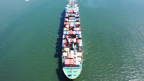 Eine-Luftaufnahme-Eines-Frachtschiffes-Mit-Bunten-Containern-An-Bord