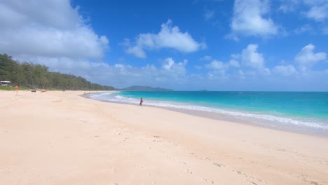 Sandstrand-Mit-Wunderschönem-Blauen-Meer-Auf-Der-Hawaiianischen-Insel-Oahu