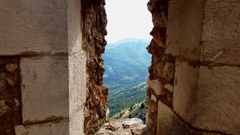 Unglaubliche-Natur-Der-Gran-Sasso-Berge,-Gesehen-Durch-Die-Festungslücke