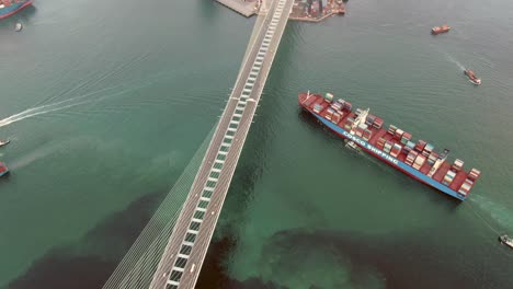Cosco-Mega-Containerschiff-überquert-Die-Stonecutters-Bridge-In-Hongkong-Und-Fährt-Zum-Hafen