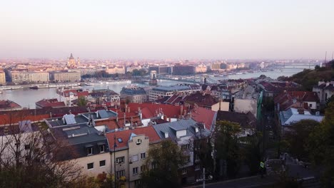 Wunderschönes-Skyline-Panorama-Der-Stadt-Budapest,-Ungarn-In-Wunderschöner-Abendzeit