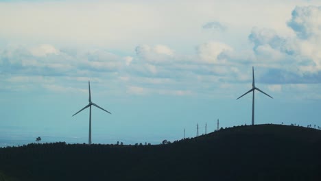 Granja-De-Turbinas-Eólicas-Con-Un-Cielo-Nublado-En-El-Fondo