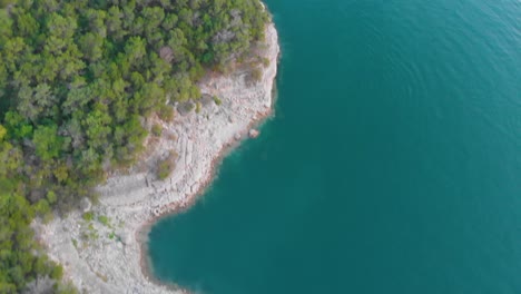 Top-Down-drone-shot-of-the-cliffs-that-run-along-lake-travis-in-Austin-Texas