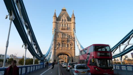 Tráfico-En-El-Tower-Bridge-De-Londres-En-Un-Día-Soleado