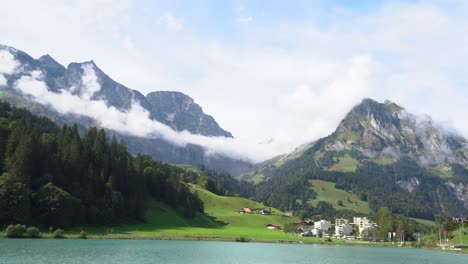 Magische-Berglandschaft-Mit-See-In-Den-Schweizer-Alpen