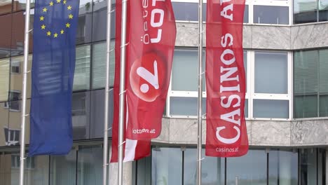 Casinos-Sede-De-Austria-Banderas-Con-Logo-Cámara-Lenta-Ventoso