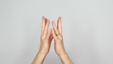 Kontemplative-Geste-Des-Rhythmischen-Zusammenklopfens-Der-Fingerspitzen