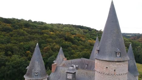 Ziehen-Sie-Sich-Zurück-Und-Enthüllen-Sie-Die-Mittelalterliche-Burg-Veves-Vom-Dach