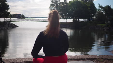 Mädchen-Praktiziert-Yoga-Und-Meditation-Im-Lotussitz-Am-Meer