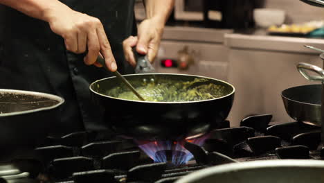 Koch-Kocht-Cremige-Soße-über-Einem-Mittleren-Feuer-In-Der-Küche-Eines-Restaurants