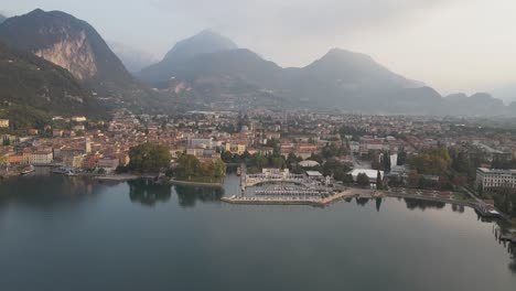 Ciudad-De-Riva-Del-Garda,-Italia