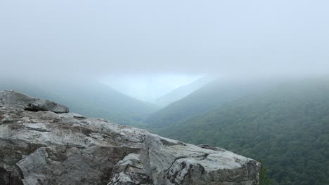 Niedrige-Wolken-Ziehen-über-Das-Red-Creek-Valley,-Gesehen-Von-Den-Rohrbaugh-Klippen-In-Der-Dolly-Sods-Wilderness,-Einem-Teil-Des-Monongahela-National-Forest-In-West-Virginia