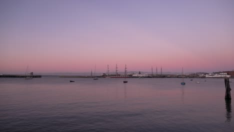 Hafen-In-San-Francisco-Bei-Sonnenuntergang-Oder-Sonnenaufgang-Mit-Booten-Im-Hintergrund