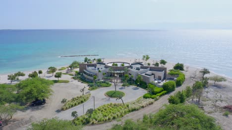 Vista-Aérea-Sobre-El-Resort-Puntarena,-En-Una-Laguna-Poco-Profunda-De-Color-Turquesa,-En-Bani,-Punta-Arena,-República-Dominicana,-Caribe-América---Muñeca,-Disparo-De-Drone