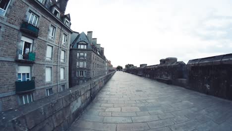 St.-Malo,-Frankreich---Juli-2014:-Spaziergang-Entlang-Der-Mittelalterlichen-Stadtmauer