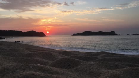 Atemberaubender-Sonnenaufgang-Oder-Sonnenuntergang-über-Dem-Pazifischen-Ozean,-Huatulco-Bay-Beach