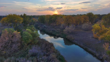 Herbstfarben-Sind-Echos-Am-Himmel-über-Dem-Platte-River-Im-Norden-Colorados