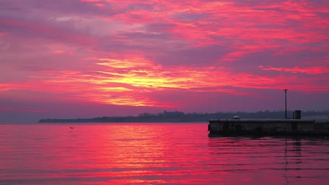 Die-Wunderschönen-Roten-Farben-Des-Sonnenuntergangs-über-Den-Wellen-Bulgariens-–-Breit