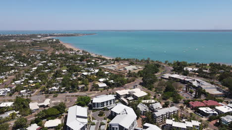 Moving-Aerial-drone-shot-of-Fannie-bay-and-beach-in-Darwin,-Northern-Territory