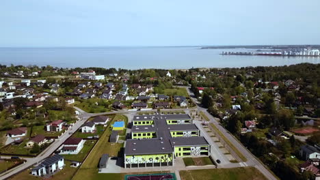 Escuela-Randvere-En-El-Astillero-Muuga,-Estonia