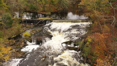 Ein-Drohnenblick-über-Einen-Wasserfall,-Umgeben-Von-Buntem-Herbstlaub-Im-Bundesstaat-New-York