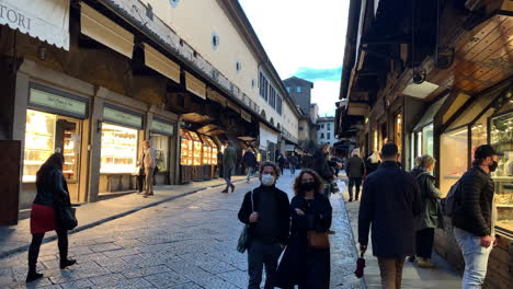 Personas-Que-Usan-Máscaras-Mientras-Compran-En-Ponte-Vecchio,-Florencia