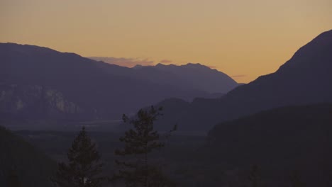 Blick-Auf-Einen-Winterlichen-Bergrücken-Nach-Sonnenuntergang