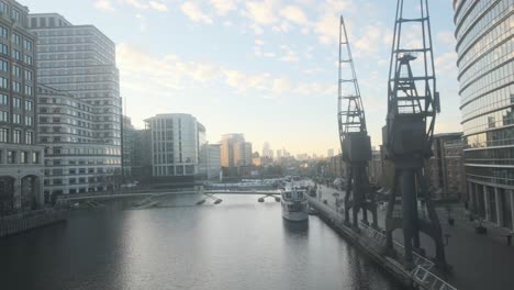 Blick-Aus-Dem-Fenster-Des-DLR-Zugs-London-Docklands-Bei-Sonnenuntergang