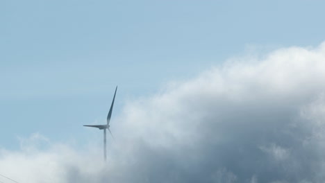 Wolken-über-Einer-Windmühle-In-Leiria,-Portugal---Zeitlupe