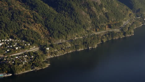 Die-Wunderschöne-Und-Friedliche-Landschaft-Des-Blauen,-Ruhigen-Ozeans-Und-Des-Sky-Highway-In-Vancouver-–-Luftaufnahme