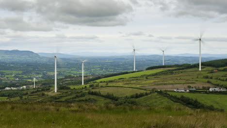 Zeitraffer-Von-Windkraftanlagen-In-Der-Ländlichen-Landschaft-Irlands-An-Einem-Bewölkten-Tag