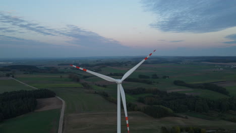 Turbina-Eólica-Girando-Y-Generando-Energía-Renovable-Situada-En-Tierras-De-Cultivo-En-Lubawa,-Polonia