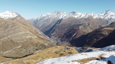 Vista-Desde-Las-Montañas-Hasta-Zermatt,-En-Lo-Profundo-Del-Valle.