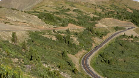 Cars-driving-in-the-Rocky-Mountains-of-Colorado