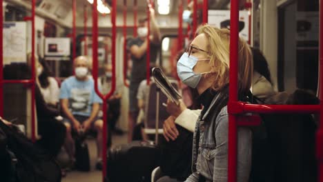 Pendler-Sitzen-Im-Fahrenden-Zug-Und-Tragen-Gesichtsmaske-Während-Der-Coronavirus-Pandemie-In-Prag,-Tschechische-Republik