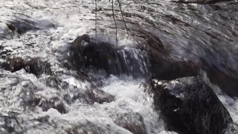 Wasser-Fließt-In-Zeitlupe-über-Felsen