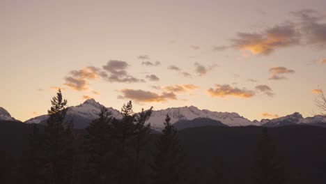 Weites-Panoramafoto-Eines-Winterlichen-Bergrückens-Bei-Sonnenuntergang